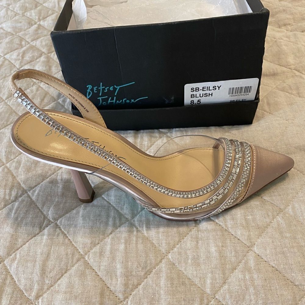 NEW IN THE BOX Betsey Johnson Eisley Pink Pumps - Picture 12 of 16